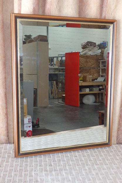 A BEAUTIFUL DARK WOODEN FRAMED BEVELED GLASS MIRROR WITH GOLD GILDING, GORGEOUS FOR ANY HOME