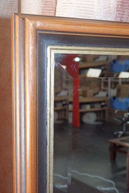A BEAUTIFUL DARK WOODEN FRAMED BEVELED GLASS MIRROR WITH GOLD GILDING, GORGEOUS FOR ANY HOME