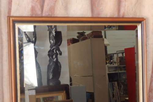 A BEAUTIFUL DARK WOODEN FRAMED BEVELED GLASS MIRROR WITH GOLD GILDING, GORGEOUS FOR ANY HOME