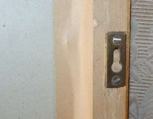 A BEAUTIFUL DARK WOODEN FRAMED BEVELED GLASS MIRROR WITH GOLD GILDING, GORGEOUS FOR ANY HOME