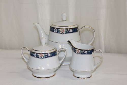 A SUPERB NORITAKE OF JAPAN BONE CHINA TEAPOT, MILK JUG & SUGAR BOWL IN THE AWESOME PRESCOTT PATTERN