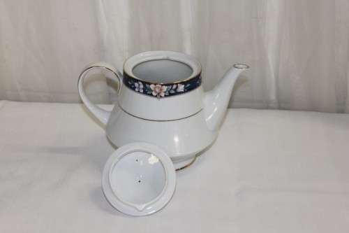 A SUPERB NORITAKE OF JAPAN BONE CHINA TEAPOT, MILK JUG & SUGAR BOWL IN THE AWESOME PRESCOTT PATTERN
