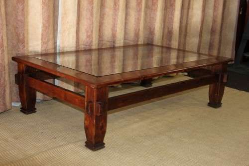 AN EXQUISITELY CRAFTED SOLID WOODEN CENTER COFFEE/ OCCASIONAL TABLE WITH A TOUGHENED GLASS TOP