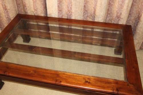 AN EXQUISITELY CRAFTED SOLID WOODEN CENTER COFFEE/ OCCASIONAL TABLE WITH A TOUGHENED GLASS TOP