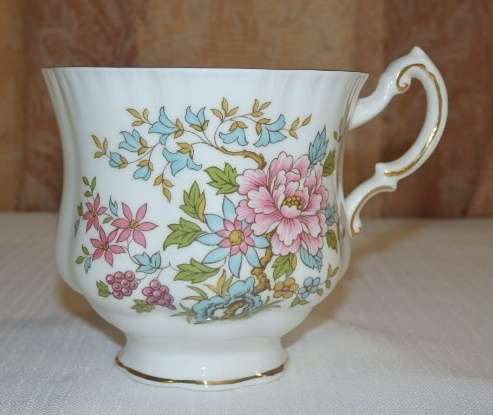 AN AWESOME ROYAL STANDARD "MANDARIN" PATTERN FINE BONE CHINA CUP AND SAUCER DUO