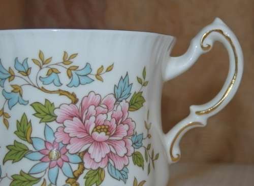 AN AWESOME ROYAL STANDARD "MANDARIN" PATTERN FINE BONE CHINA CUP AND SAUCER DUO