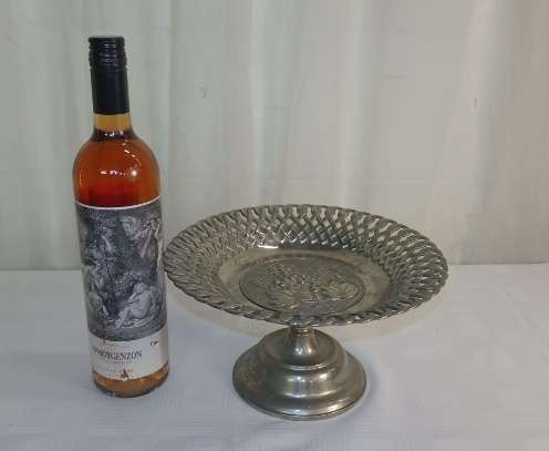 A BEAUTIFUL VINTAGE ORNATE "REPOUSSE" DETAILED STEMMED FRUIT BOWL IN WONDERFUL CONDITION