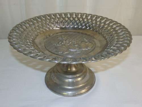 A BEAUTIFUL VINTAGE ORNATE "REPOUSSE" DETAILED STEMMED FRUIT BOWL IN WONDERFUL CONDITION