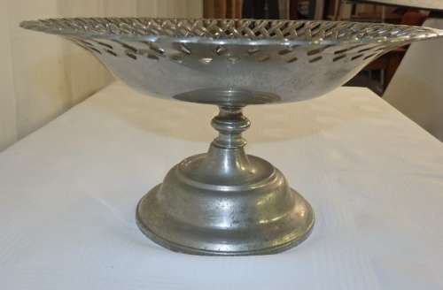 A BEAUTIFUL VINTAGE ORNATE "REPOUSSE" DETAILED STEMMED FRUIT BOWL IN WONDERFUL CONDITION