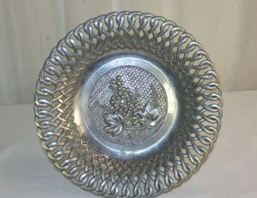 A BEAUTIFUL VINTAGE ORNATE "REPOUSSE" DETAILED STEMMED FRUIT BOWL IN WONDERFUL CONDITION