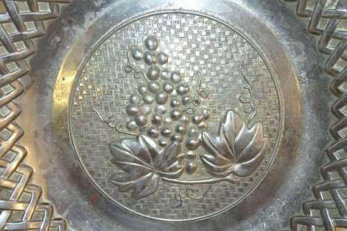 A BEAUTIFUL VINTAGE ORNATE "REPOUSSE" DETAILED STEMMED FRUIT BOWL IN WONDERFUL CONDITION