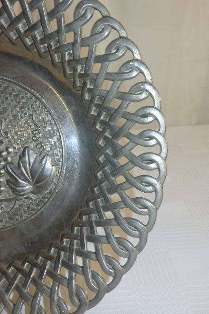 A BEAUTIFUL VINTAGE ORNATE "REPOUSSE" DETAILED STEMMED FRUIT BOWL IN WONDERFUL CONDITION