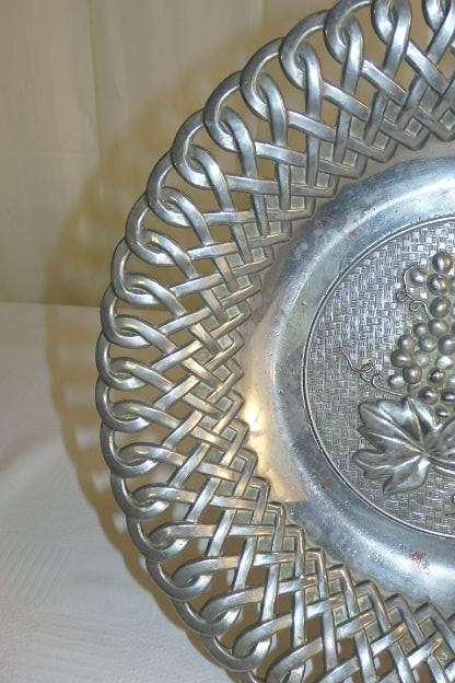 A BEAUTIFUL VINTAGE ORNATE "REPOUSSE" DETAILED STEMMED FRUIT BOWL IN WONDERFUL CONDITION