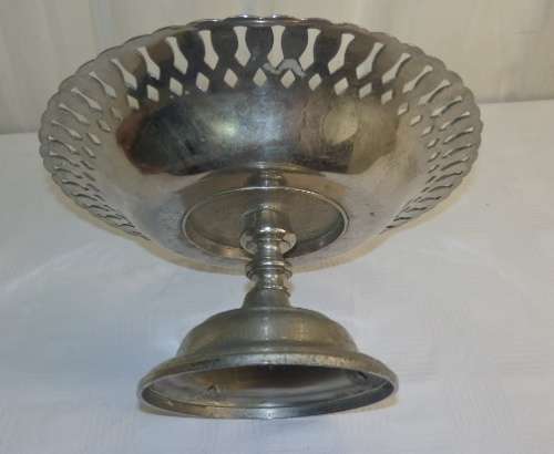 A BEAUTIFUL VINTAGE ORNATE "REPOUSSE" DETAILED STEMMED FRUIT BOWL IN WONDERFUL CONDITION
