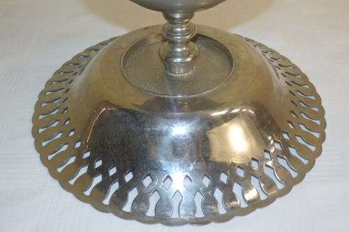 A BEAUTIFUL VINTAGE ORNATE "REPOUSSE" DETAILED STEMMED FRUIT BOWL IN WONDERFUL CONDITION