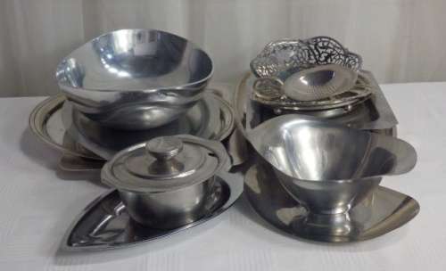 A FANTASTIC JOB LOT OF ASSORTED METAL WARE INCLUDING BOWLS, PLATES A GRAVY BOAT AND MORE