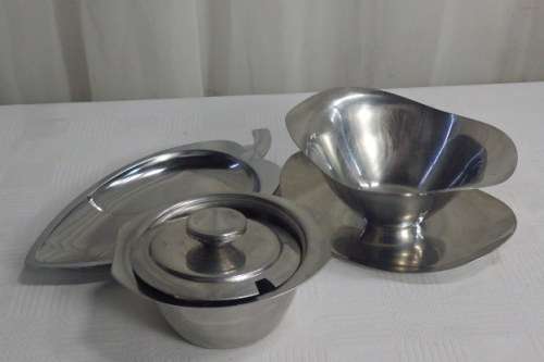 A FANTASTIC JOB LOT OF ASSORTED METAL WARE INCLUDING BOWLS, PLATES A GRAVY BOAT AND MORE