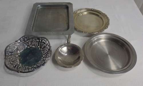 A FANTASTIC JOB LOT OF ASSORTED METAL WARE INCLUDING BOWLS, PLATES A GRAVY BOAT AND MORE