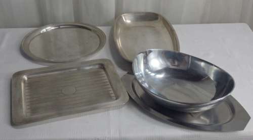 A FANTASTIC JOB LOT OF ASSORTED METAL WARE INCLUDING BOWLS, PLATES A GRAVY BOAT AND MORE