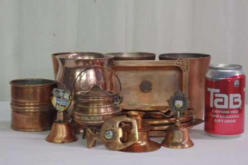 A WONDERFUL JOB LOT OF ASSORTED COPPER PIECES INCLUDING MUGS, BOWLS, BELLS AND MUCH MORE