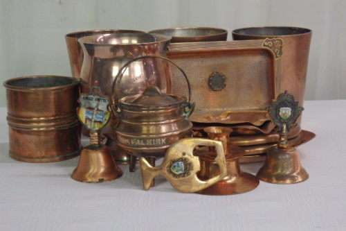 A WONDERFUL JOB LOT OF ASSORTED COPPER PIECES INCLUDING MUGS, BOWLS, BELLS AND MUCH MORE