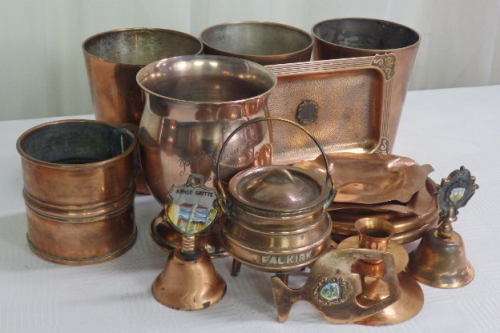 A WONDERFUL JOB LOT OF ASSORTED COPPER PIECES INCLUDING MUGS, BOWLS, BELLS AND MUCH MORE