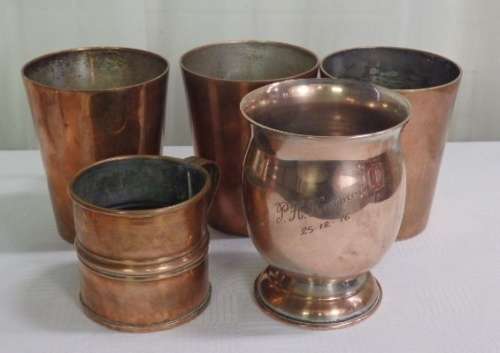 A WONDERFUL JOB LOT OF ASSORTED COPPER PIECES INCLUDING MUGS, BOWLS, BELLS AND MUCH MORE
