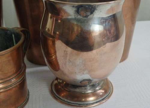 A WONDERFUL JOB LOT OF ASSORTED COPPER PIECES INCLUDING MUGS, BOWLS, BELLS AND MUCH MORE