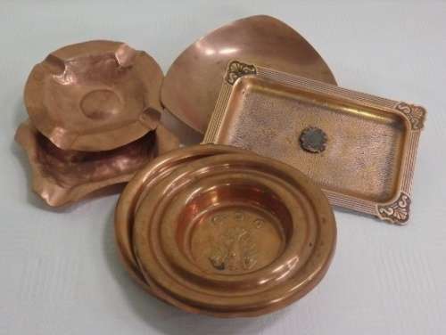 A WONDERFUL JOB LOT OF ASSORTED COPPER PIECES INCLUDING MUGS, BOWLS, BELLS AND MUCH MORE