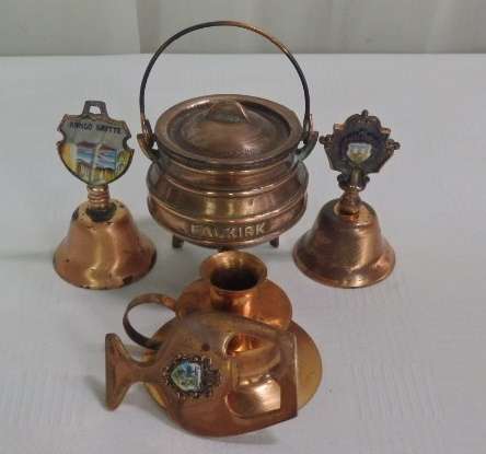 A WONDERFUL JOB LOT OF ASSORTED COPPER PIECES INCLUDING MUGS, BOWLS, BELLS AND MUCH MORE