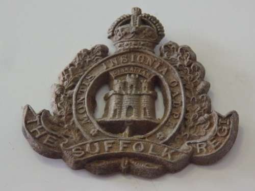 A SUPERB BRITISH WWI 'THE SUFFOLK REGIMENT' PLASTIC CAP BADGE WITH KINGS CROWN