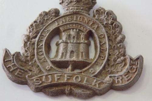 A SUPERB BRITISH WWI 'THE SUFFOLK REGIMENT' PLASTIC CAP BADGE WITH KINGS CROWN