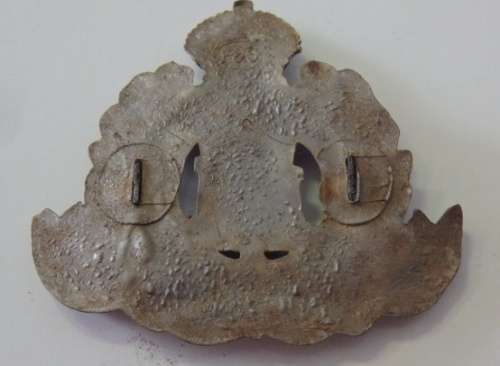 A SUPERB BRITISH WWI 'THE SUFFOLK REGIMENT' PLASTIC CAP BADGE WITH KINGS CROWN