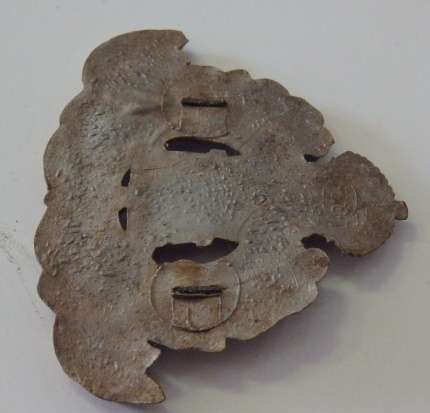 A SUPERB BRITISH WWI 'THE SUFFOLK REGIMENT' PLASTIC CAP BADGE WITH KINGS CROWN