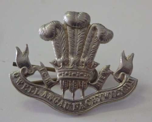 A STUNNING RARE VINTAGE WWII BRITISH ARMY "ROYAL REGIMENT OF WALES" CAP BADGE WITH MOTTO