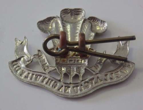 A STUNNING RARE VINTAGE WWII BRITISH ARMY "ROYAL REGIMENT OF WALES" CAP BADGE WITH MOTTO
