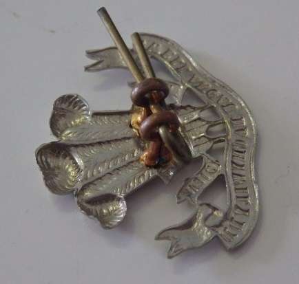 A STUNNING RARE VINTAGE WWII BRITISH ARMY "ROYAL REGIMENT OF WALES" CAP BADGE WITH MOTTO