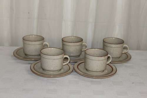 5x WONDERFUL SOUTH AFRICAN MADE CONTINENTAL STONEWARE CUPS AND SAUCERS IN GREAT CONDITION