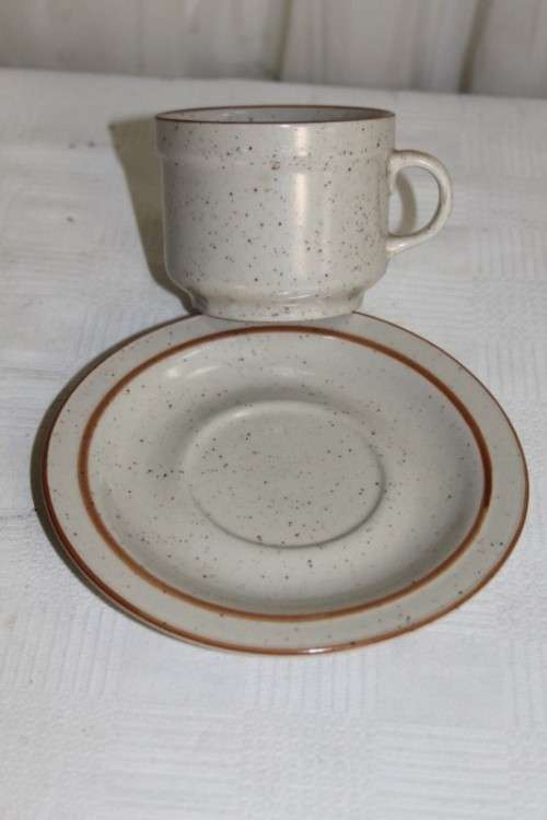 5x WONDERFUL SOUTH AFRICAN MADE CONTINENTAL STONEWARE CUPS AND SAUCERS IN GREAT CONDITION