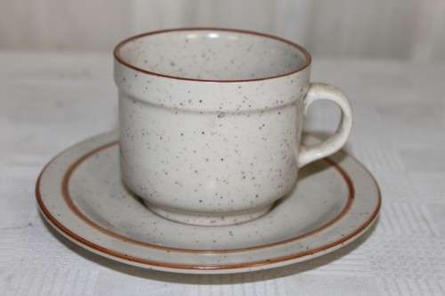 5x WONDERFUL SOUTH AFRICAN MADE CONTINENTAL STONEWARE CUPS AND SAUCERS IN GREAT CONDITION