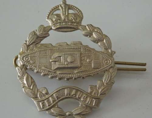 A STUNNING WWI BRITISH 'ROYAL TANK REGIMENT' ''FEAR NAUGHT'' CAP BADGE WITH KINGS CROWN