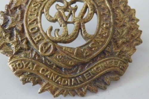 A SUPERB ROYAL BRITISH WWI "CANADIAN ENGINEERS" REGIMENT CAP BADGE WITH KINGS CROWN