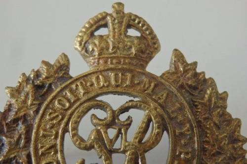 A SUPERB ROYAL BRITISH WWI "CANADIAN ENGINEERS" REGIMENT CAP BADGE WITH KINGS CROWN
