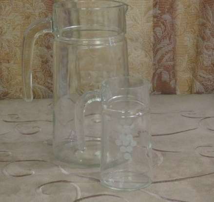 A STUNNING 1.5L CUT GLASS WATER/ JUICE JUG WITH MATCHING MILK JUG IN AWESOME CONDITION