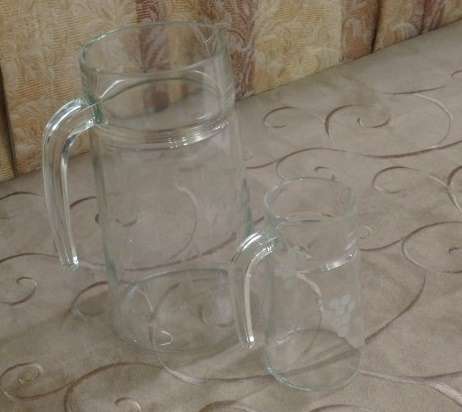 A STUNNING 1.5L CUT GLASS WATER/ JUICE JUG WITH MATCHING MILK JUG IN AWESOME CONDITION