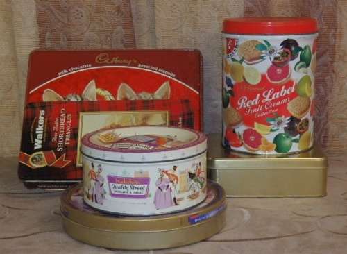 A FABULOUS COLLECTION OF SIX COLLECTABLE TINS INCLUDING A VINTAGE CADBURY'S TIN bid/tin