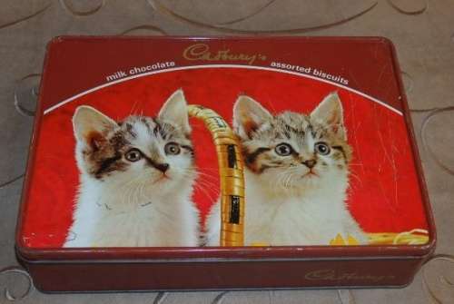 A FABULOUS COLLECTION OF SIX COLLECTABLE TINS INCLUDING A VINTAGE CADBURY'S TIN bid/tin