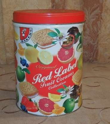 A FABULOUS COLLECTION OF SIX COLLECTABLE TINS INCLUDING A VINTAGE CADBURY'S TIN bid/tin