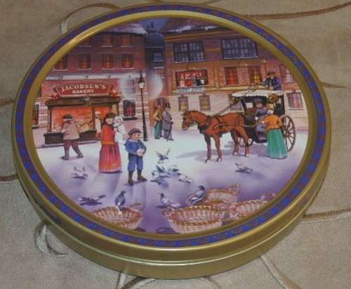 A FABULOUS COLLECTION OF SIX COLLECTABLE TINS INCLUDING A VINTAGE CADBURY'S TIN bid/tin