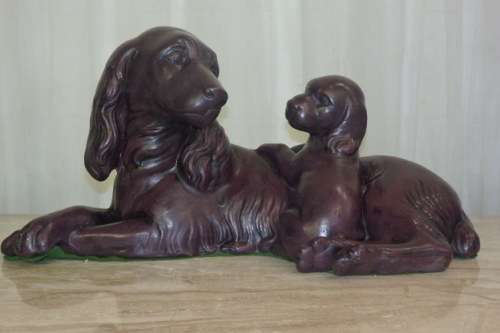 A STUNNING LARGE HAND PAINTED "SPANIEL DOG AND PUP" FIGURINE IN EXCELLENT CONDITION